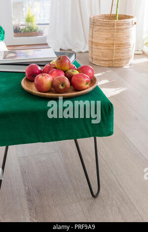 Pommes rouges sur vert tabouret rembourré Banque D'Images