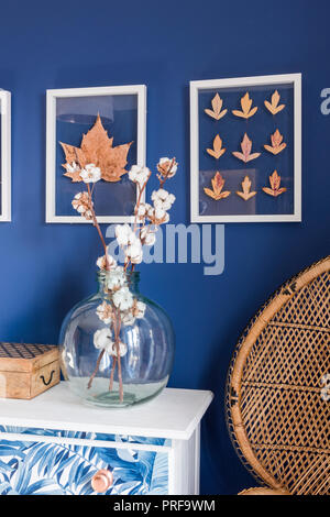 Vase en coton avec feuilles encadrées Banque D'Images