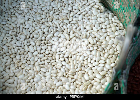 Un marché aux légumes au Portugal propose des fruits et légumes colorés Banque D'Images