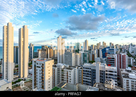 Dans les bâtiments d'horizon un ciel bleu, journée à la plage de Boa Viagem, à Recife, Pernambuco, Brésil Banque D'Images