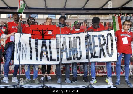 Milan, 30 septembre 2018, 'T-shirt' manifestation, organisée par l'ANPI (Association nationale des partisans italiens) et d'autres groupes de la société civile. 25 000 dans la Piazza del Duomo avec le mot "intolérance zéro" contre la hausse le fascisme et les politiques de sécurité du gouvernement et le ministre de l'intérieur Salvini Banque D'Images