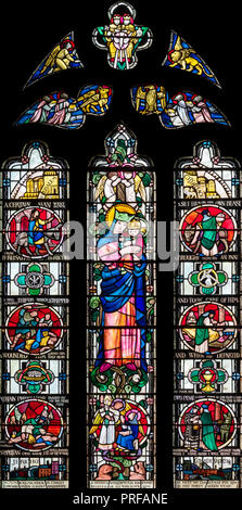 Le vitrail commémoratif Edward Bradbury, par Margaret Edith Corde (1953), dans l'église paroissiale de Chesterfield, Derbyshire, Royaume-Uni Banque D'Images