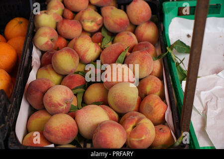 Un marché aux légumes au Portugal propose des fruits et légumes colorés Banque D'Images