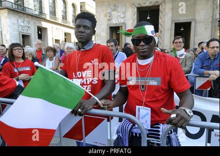 Milan, 30 septembre 2018, 'T-shirt' manifestation, organisée par l'ANPI (Association nationale des partisans italiens) et d'autres groupes de la société civile. 25 000 dans la Piazza del Duomo avec le mot "intolérance zéro" contre la hausse le fascisme et les politiques de sécurité du gouvernement et le ministre de l'intérieur Salvini Banque D'Images