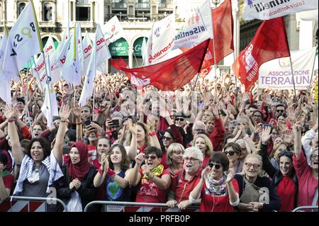 Milan, 30 septembre 2018, 'T-shirt' manifestation, organisée par l'ANPI (Association nationale des partisans italiens) et d'autres groupes de la société civile. 25 000 dans la Piazza del Duomo avec le mot "intolérance zéro" contre la hausse le fascisme et les politiques de sécurité du gouvernement et le ministre de l'intérieur Salvini Banque D'Images