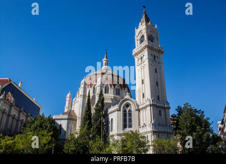 L'église paroissiale de San Manuel y San Benito (Iglesia de San Manuel y San Benito) dans le centre-ville de Madrid, Espagne, Europe, sur une belle journée d'été. Banque D'Images