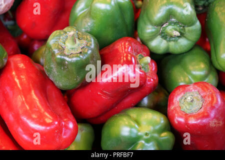 Un marché aux légumes au Portugal propose des fruits et légumes colorés Banque D'Images