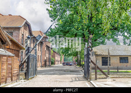 L'entrée principale du camp de concentration Auschwitz avec l'inscription travailler vous rend libre. Banque D'Images