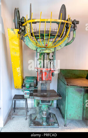 Vieille machine à traitement de l'acier pour la production industrielle d'objets de métal dans le passé Banque D'Images