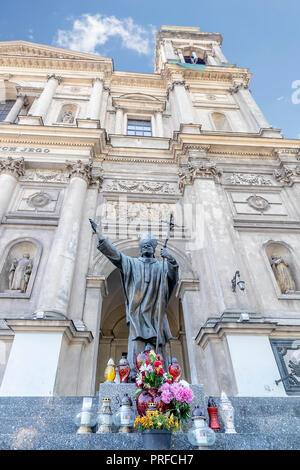 Varsovie, Pologne 31 Mai 2018 : statue du Pape Jean Paul II sur les étapes de la construction de l'église All Saints. La place Grzybowski, Varsovie, Pologne Banque D'Images