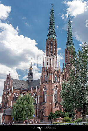 Façade de la cathédrale de l'Archange Saint-Michel et saint Florian le Martyr à Varsovie, Pologne Banque D'Images