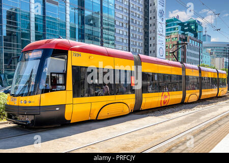 Varsovie, Pologne 31 Mai 2018 : tram Jazz Bi-directionnel, produit par société polonaise Pesa à Varsovie, Pologne Banque D'Images