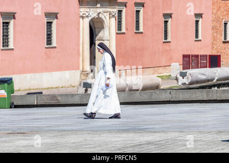 Varsovie, Pologne 31 Mai 2018 : la religieuse de promenades à travers la place Zamkowy (plac Zamkowy) en face du Château Royal de Varsovie, Pologne Banque D'Images