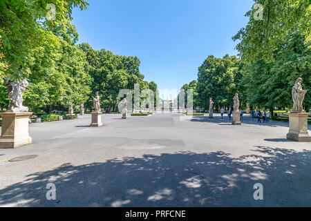 Allée principale avec de l'eau fontaine de jardin Saxon Banque D'Images