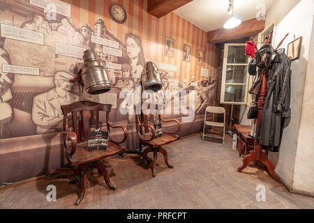 Cracovie, Pologne - 3 juin 2018 : Salon mobilier utilisé en Pologne occupée. À l'intérieur de l'Oskar Schindler Musée de l'émail Banque D'Images