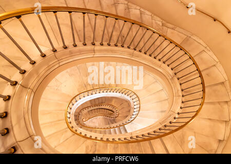 Escalier en spirale dans une ancienne maison Banque D'Images