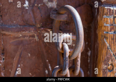 Gros plan d'une vieille porte ottomane. Old rusty le verrou de la porte sur la porte Banque D'Images
