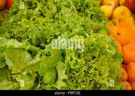 Un marché aux légumes au Portugal propose des fruits et légumes colorés Banque D'Images