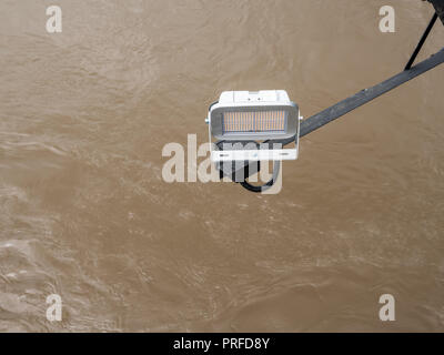 Lampe LED moderne sur la branche en métal pour une utilisation dans la rivière Bridge. Banque D'Images