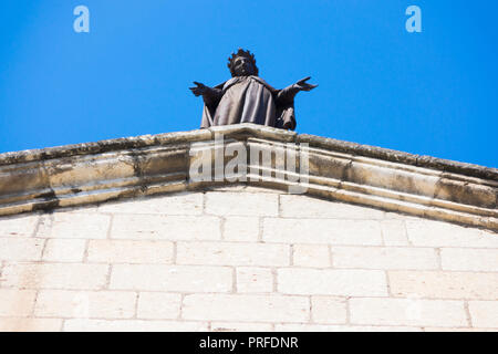 La Bienheureuse Vierge Marie Statue blue sky background Chanthaburi Banque D'Images