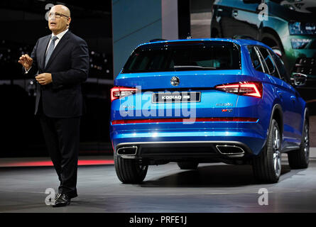 Chef de constructeur automobile tchèque Skoda Auto Bernhard Maier présente le sport voiture SUV Skoda RS Kodiaq en première mondiale au cours de la première journée du Paris International Banque D'Images