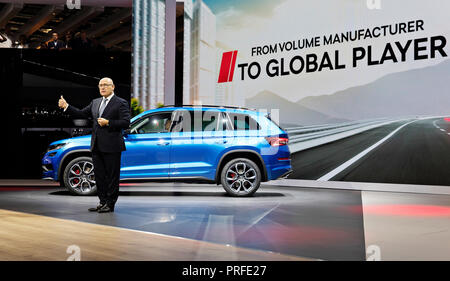 Chef de constructeur automobile tchèque Skoda Auto Bernhard Maier présente le sport voiture SUV Skoda RS Kodiaq en première mondiale au cours de la première journée du Paris International Banque D'Images