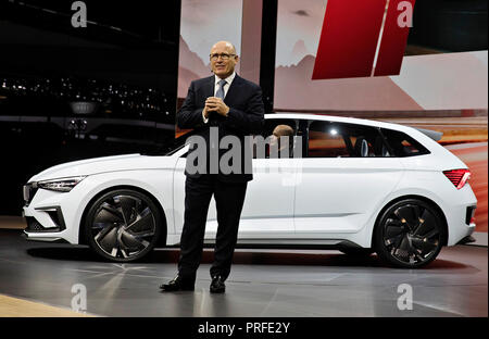 Chef de constructeur automobile tchèque Skoda Auto Bernhard Maier présente son nouveau concept car Skoda RS Vision en première mondiale au cours de la première journée du Pari International Banque D'Images