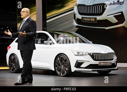 Chef de constructeur automobile tchèque Skoda Auto Bernhard Maier présente son nouveau concept car Skoda RS Vision en première mondiale au cours de la première journée du Pari International Banque D'Images