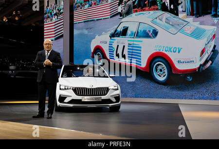 Chef de constructeur automobile tchèque Skoda Auto Bernhard Maier présente son nouveau concept car Skoda RS Vision en première mondiale au cours de la première journée du Pari International Banque D'Images