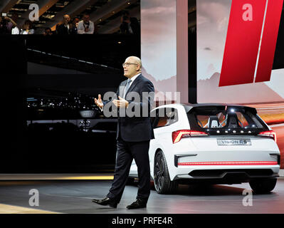 Chef de constructeur automobile tchèque Skoda Auto Bernhard Maier présente son nouveau concept car Skoda RS Vision en première mondiale au cours de la première journée du Pari International Banque D'Images