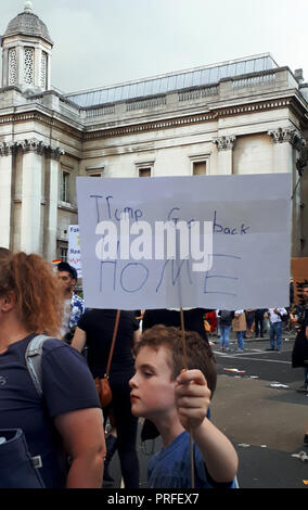 Londres, le 13 juillet 2018. 100 000 personnes protestent contre la visite du président américain Donald Trump. Les manifestants se rassembleront à Trafalgar Square. Un enfant porte un panneau disant 'Trump revenir à la maison'. Banque D'Images