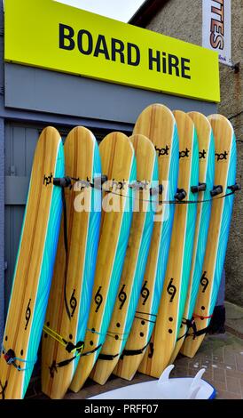 Planches de surf ,à l'extérieur d'un magasin de location,Broad Oak,Cornwall, Angleterre, Royaume-Uni Banque D'Images