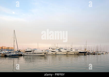 Beau port d'Alicante, Espagne sur la mer Méditerranée. Yachts de luxe, navires, ferries et bateaux de pêche et de voile debout dans des lignes dans le port. Riche Banque D'Images