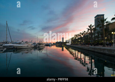 Beau port d'Alicante, Espagne sur la mer Méditerranée. Yachts de luxe, navires, ferries et bateaux de pêche et de voile debout dans des lignes dans le port. Riche Banque D'Images