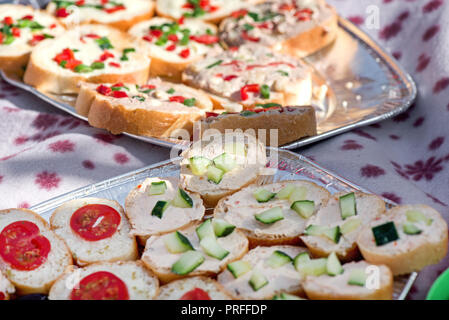 Variété de mini sandwiches avec de la crème de fromage, légumes Roasted Cherry tomates, olives, concombres, oignons, paprika, basilic et autres herbes. Fr Banque D'Images