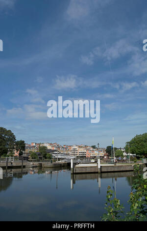 Teddington lock, sur la tamise à Teddington, Middlesex, Angleterre, avec des eaux calmes Banque D'Images