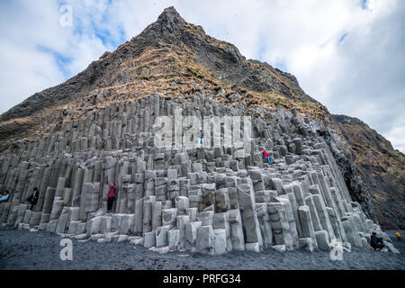 La plage de Reynisfjara qui jouit Banque D'Images