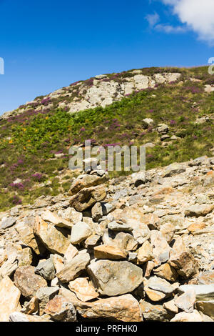 Construit au milieu d'un gros cairn patch de roches détachées à côté d'un sentier sur le sud-ouest de l'approche de Cat Bells (451 mètres) Près de Keswick, Cumbria. Banque D'Images