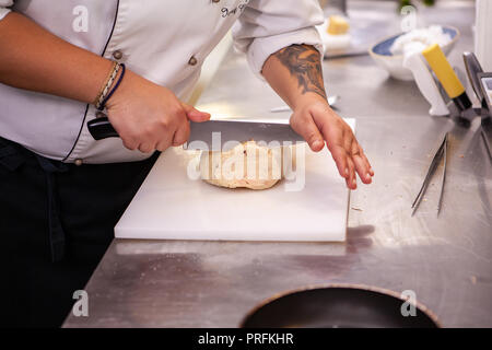 Foie gras entier découpage chef dans son restaurant de cuisine Banque D'Images