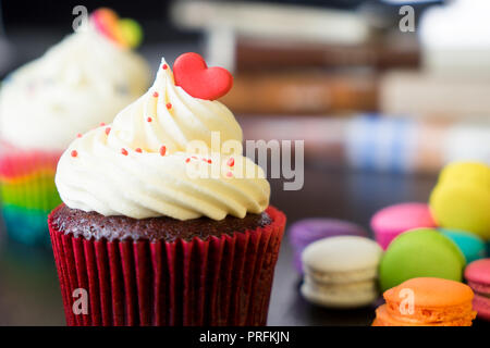 Cupcake surmonté de deux coeur Saint-Valentin avec macaron Banque D'Images