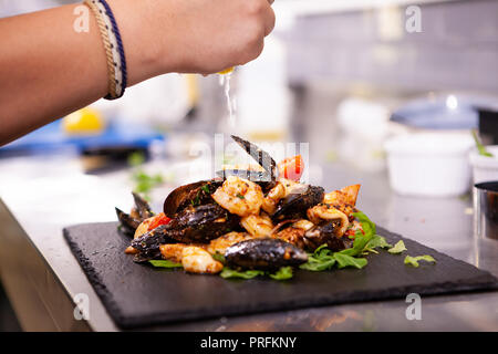 Une cuisine raffinée avec des fruits de mer sur pierre noire dans une cuisine de restaurant.Cuisine délicieuse Banque D'Images