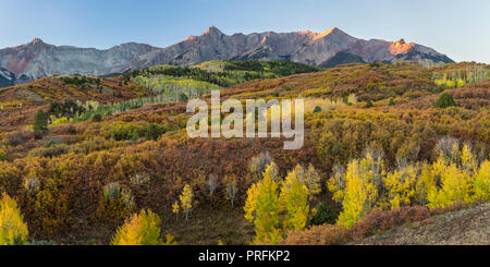 Le tableau d'automne coloful vu de la fracture de Dallas avant le lever du soleil sur un matin dans les montagnes de San Juan dans le Colorado. Banque D'Images