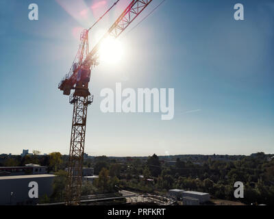 Grue sur un chantier de construction à la lumière du soleil. Banque D'Images