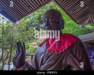 Binzuru Sonja, Dieu de guérison japonais, sur le porche de la salle principale, Senyuji 58 temple, temple 88 Shikoku pèlerinage, Ehime, au Japon Banque D'Images