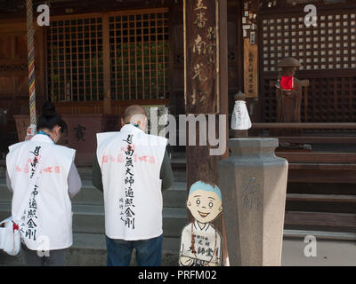 Henro pèlerins priant, Nankobo, temple 55 temple 88, Shikoku pèlerinage, Ehime, au Japon. Banque D'Images