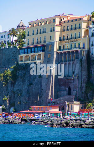 Plage de baignade étroit et hôtels sur la falaise, Sorrento, Péninsule de Sorrente, Golfe de Naples, Campanie, Italie Banque D'Images