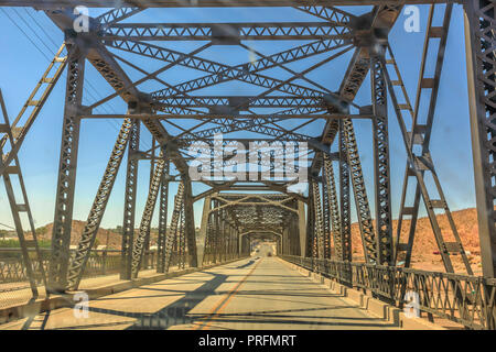 Fer à repasser pont sur le chemin de fer dans la région de Barstow en Californie sur l'historique Route 66. Road Bridge. Banque D'Images