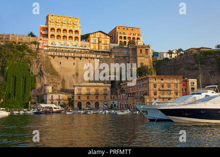 Lumière du soir à Marina Grande, l''Hotel Excelsior Vittoria sur la falaise, Sorrento, Péninsule de Sorrente, Golfe de Naples, Campanie, Italie Banque D'Images