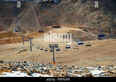 Photo de funiculaires parmi la montagne enneigée hills. Banque D'Images