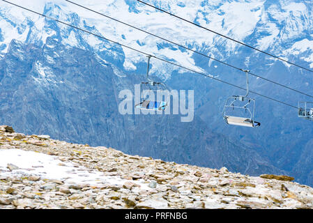 Photo de funiculaires parmi la montagne enneigée hills. Banque D'Images